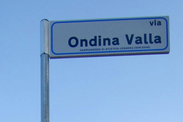 particolare cartello stradale